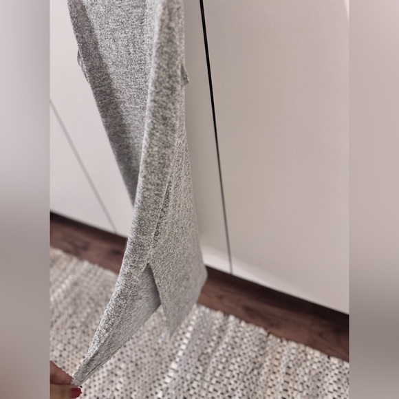 Aritzia side slit tank - Picture 2 of 2